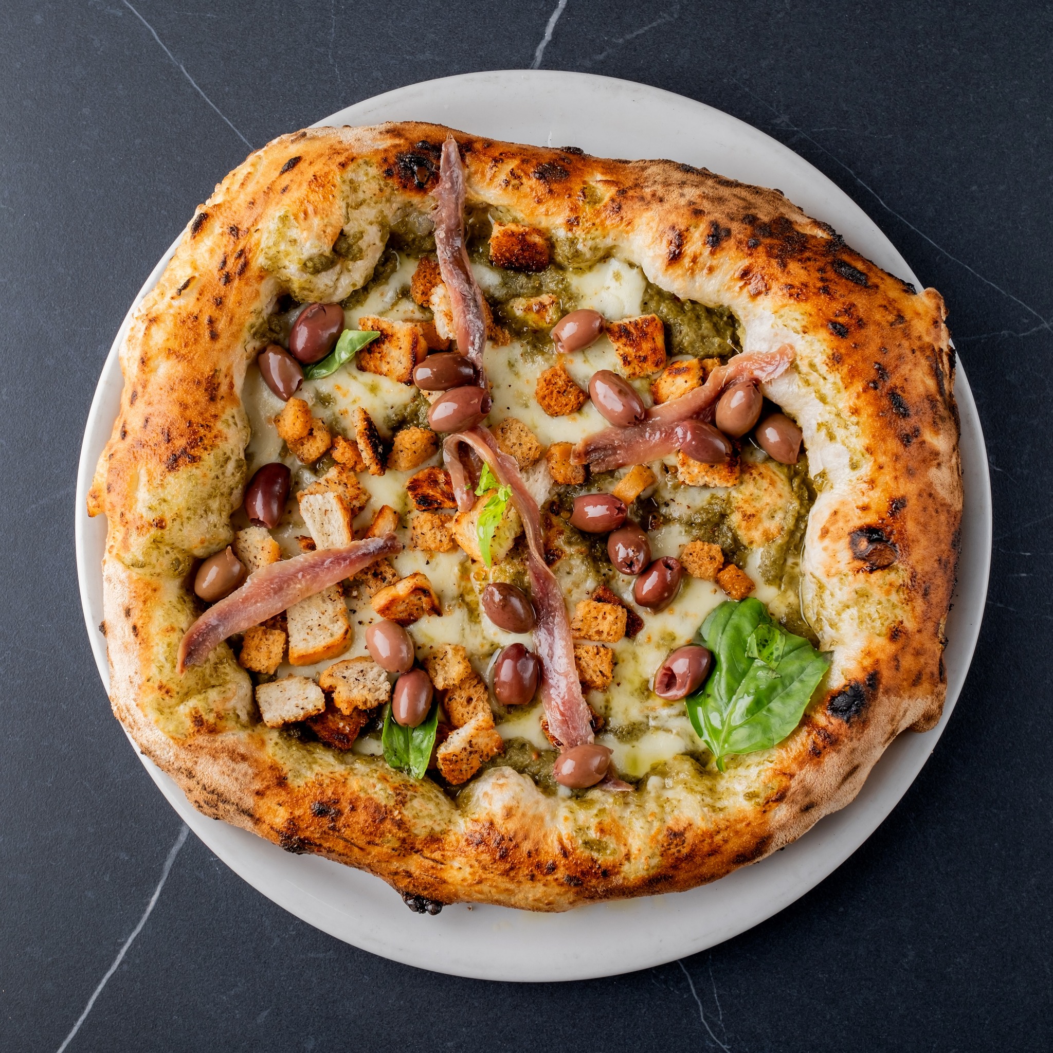 Pizza gourmet con cornicione ripieno